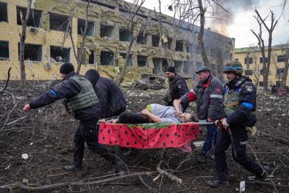 Una mujer embarazada es evacuada en camilla de un hospital infantil en Mariúpol, Ucrania, tras un bombardeo en la ciudad. 