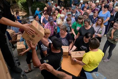 Cientos de residentes locales de la región de Zaporizhzhia (Ucrania) reciben ayuda humanitaria de una organización no gubernamental el 12 de septiembre de 2023.