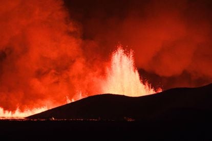 La lava fluye en una fisura de la península de Reikjanes, este martes.